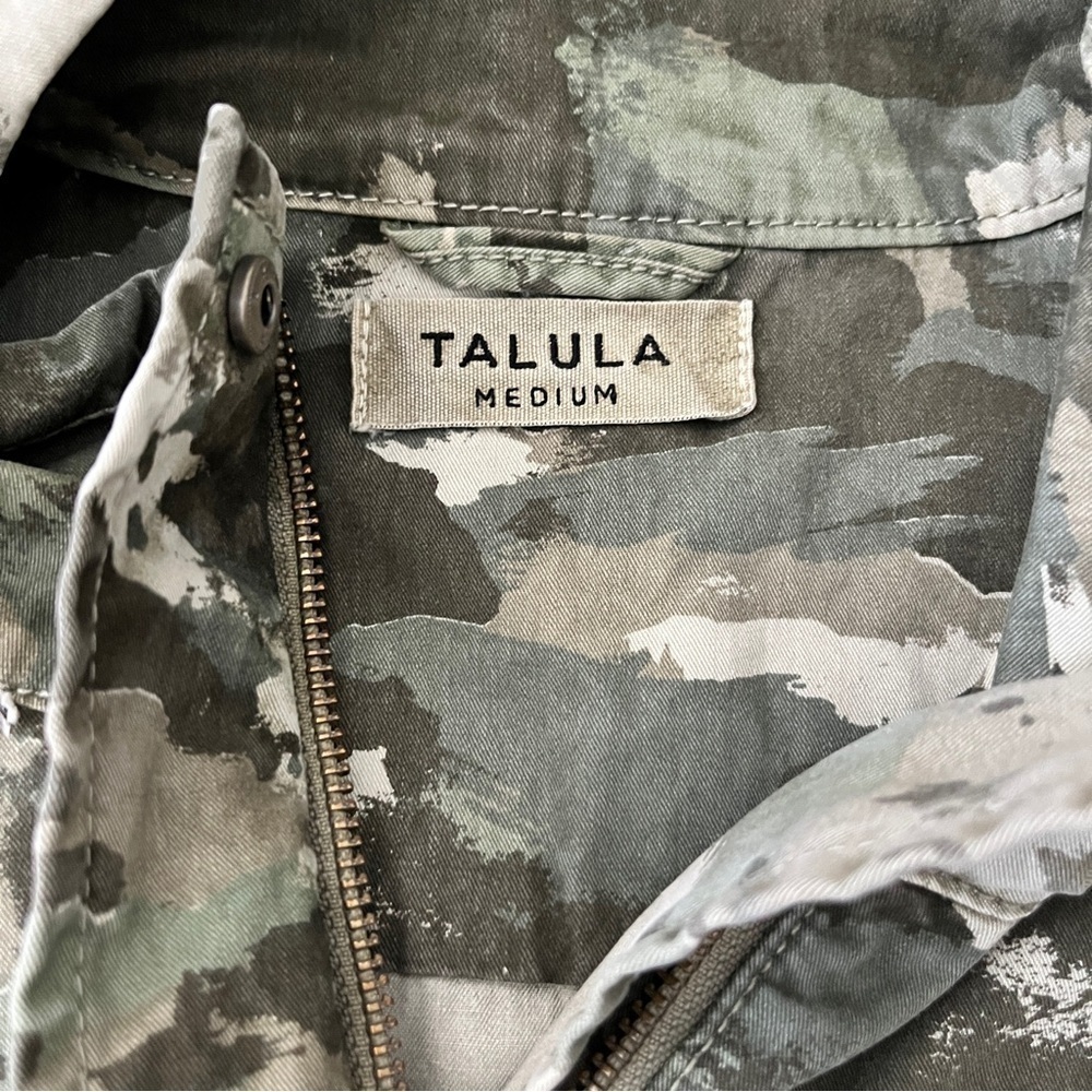 Aritzia Talula Hooded Camouflage Print Utilitarian Cargo Jacket - Size Medium - Picture 11 of 16
